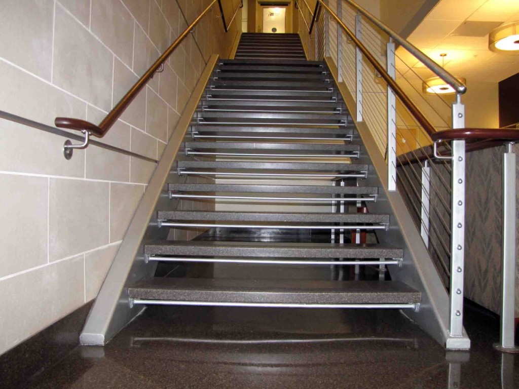 Металлические ступени. Лестница на тетивах из металла швеллер 16п. Ступени для лестницы из металла. Железные ступени для лестниц. Металлическая лестница из швеллера.