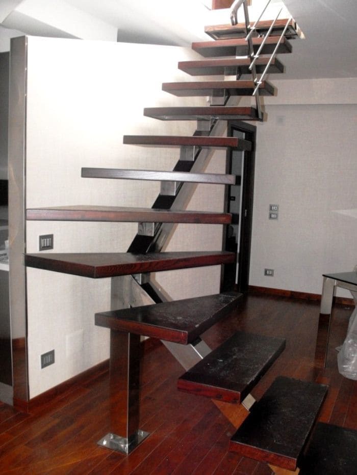 Профильная лестница на второй этаж. Забежная лестница на 1 косоуре. Лестница с 1 косоуром с забежными ступенями. Лестница на монокосоуре с площадкой 180 градусов. Лестница на монокосоуре 100 профиль.